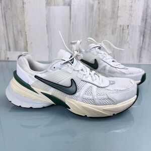 Nike Women’s white and green trainers shoes  Size 8